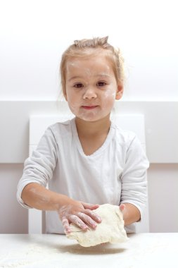 Küçük kız yoğurma hamur beraber eğlenelim