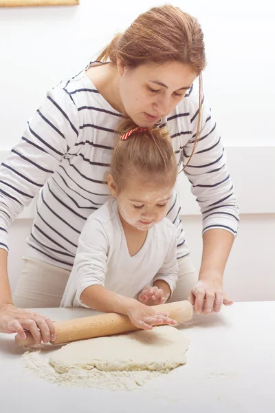 Teamarbeit beim Kneten von Teig — Stockfoto