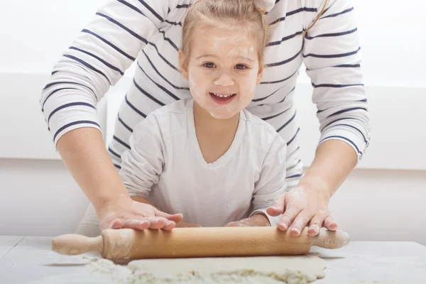 Teamarbeit beim Kneten von Teig — Stockfoto