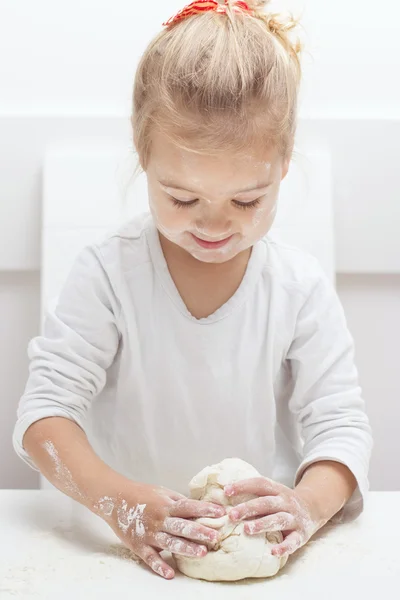 Küçük kız yoğurma hamur beraber eğlenelim — Stok fotoğraf
