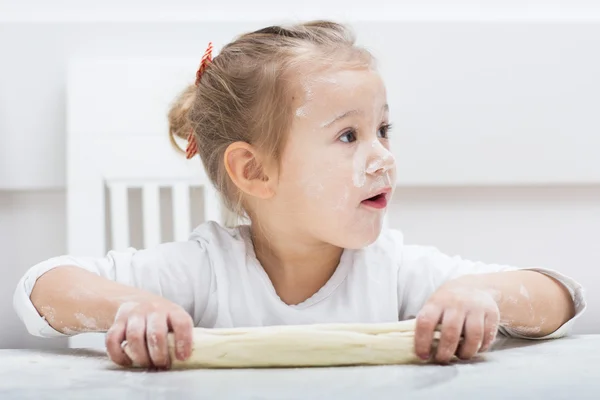 Mała dziewczynka zabawy z wyrabiania ciasta — Zdjęcie stockowe