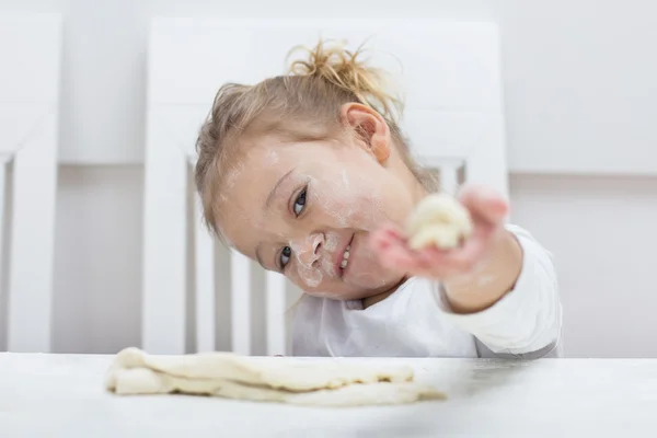 Küçük kız yoğurma hamur beraber eğlenelim — Stok fotoğraf