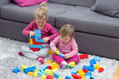 Küçük kız ve birlikte oynayan bebek