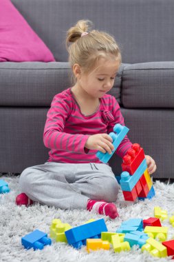 küçük kız bloklarla oynama