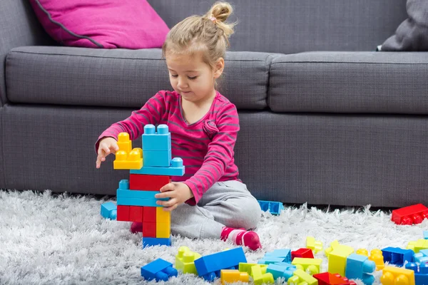 Kis lány játszani a blokkokat — Stock Fotó