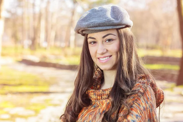 Gelukkig jonge Kaukasische vrouw portret buiten — Stockfoto