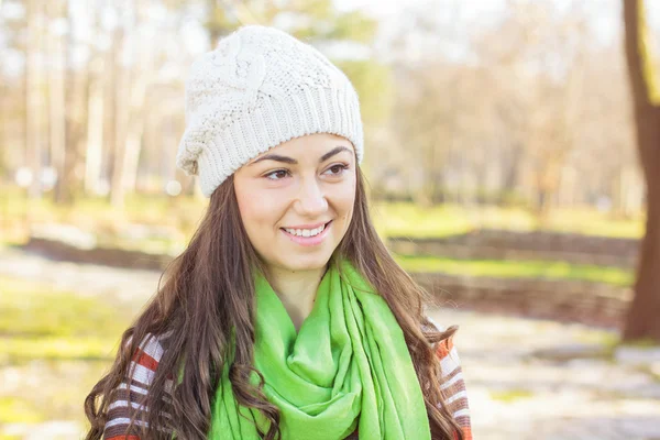 Счастливый портрет молодой кавказки на открытом воздухе — стоковое фото