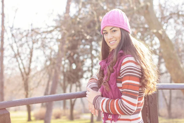 Mujer joven feliz retrato al aire libre —  Fotos de Stock