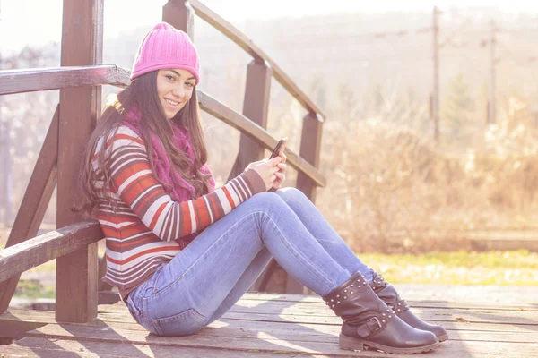 Menina sorridente com telefone celular — Fotografia de Stock