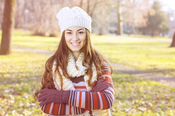 Bonne femme souriante en plein air — Photo