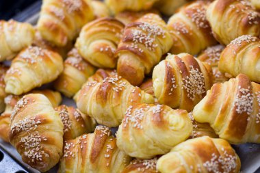 Taze pişmiş kruvasan.