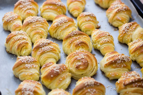 Croissants frais cuits au four — Photo