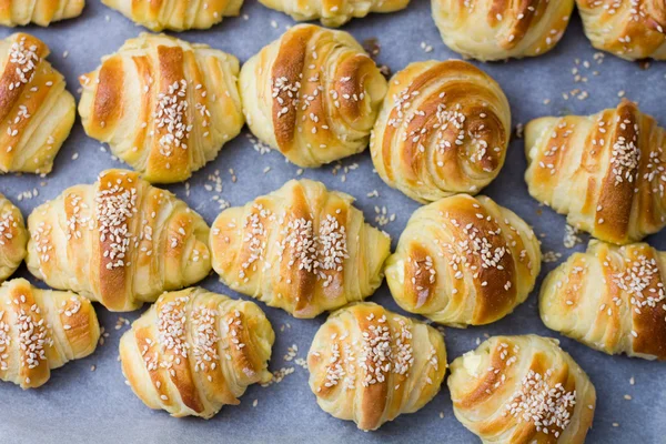 Croissants frais cuits au four — Photo