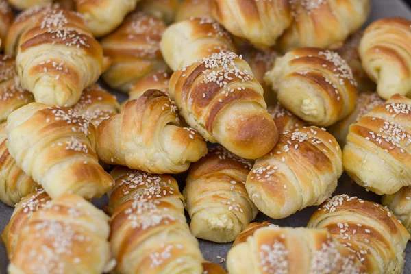 Croissants frais cuits au four — Photo