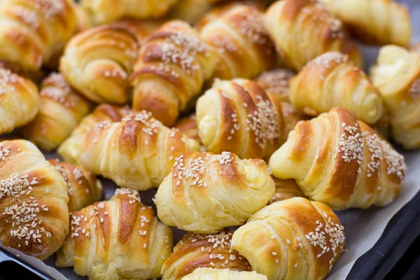 Croissants frais cuits au four — Photo