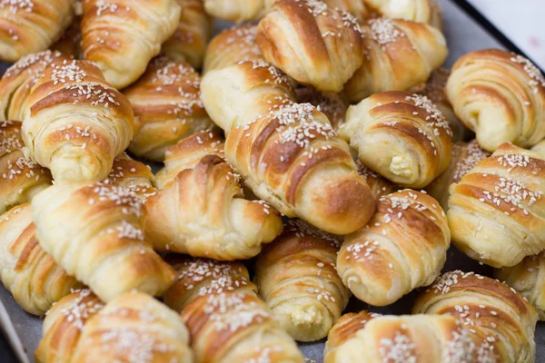 Croissants frais cuits au four — Photo