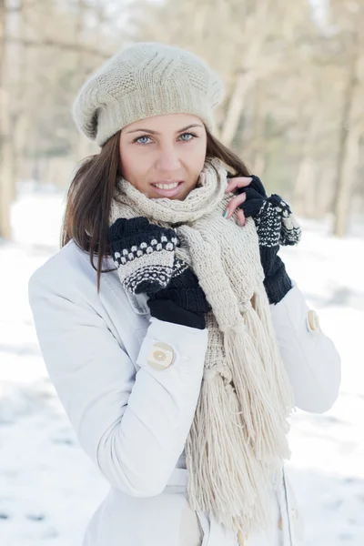 Felice bella giovane donna inverno Saeson — Foto Stock