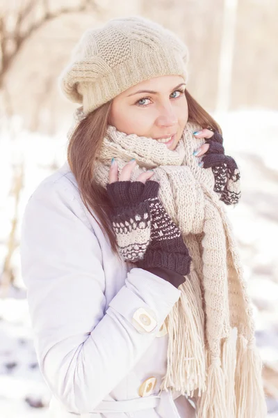 Lächelnd schöne junge Frau Winter Porträt — Stockfoto