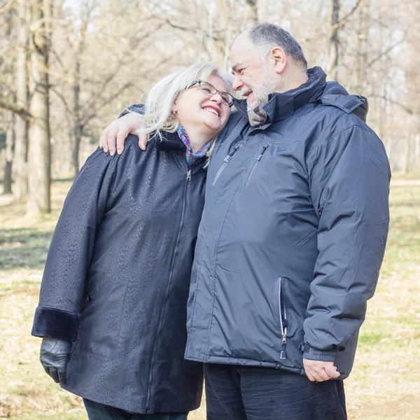 Feliz idosos casal sênior abraçando — Fotografia de Stock