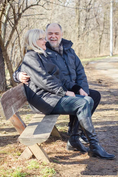 Glückliches älteres Seniorenpaar entspannt — Stockfoto