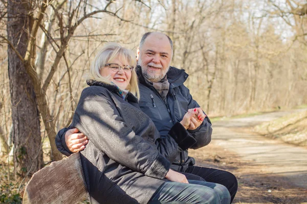 Osoby w podeszłym wieku szczęśliwy Senior romantyczna para relaksujący — Zdjęcie stockowe