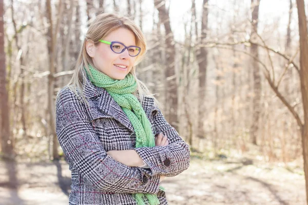 Felice giovane donna caucasica ritratto all'aperto — Foto Stock