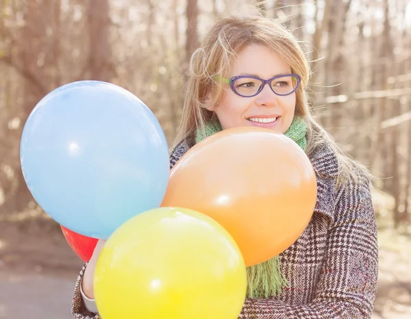 Jovem feliz com balões coloridos — Fotografia de Stock