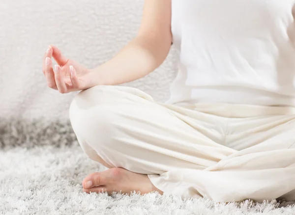 Yoga-Frau meditiert entspannend gesunden Lebensstil — Stockfoto