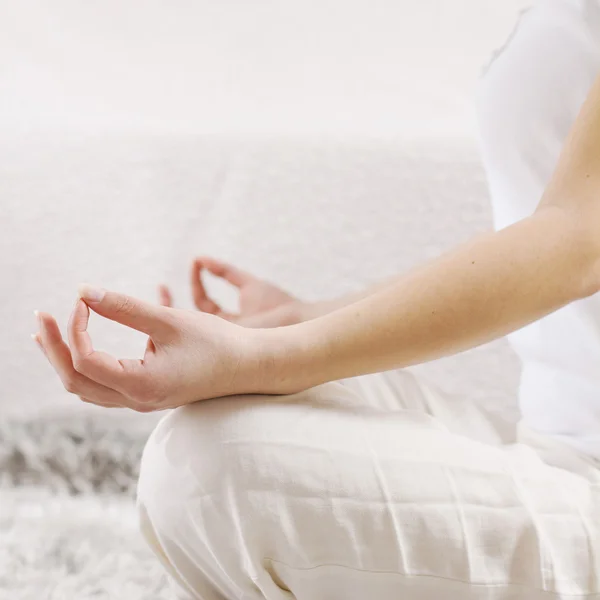 Yoga-Frau meditiert entspannend gesunden Lebensstil — Stockfoto