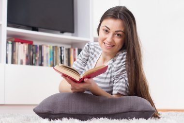 Mutlu kadın dinlenmek ve kitap okuma