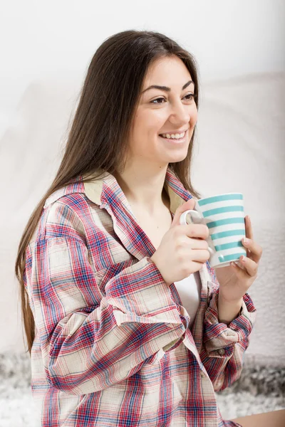 Usmívající se mladá žena s šálkem — Stock fotografie
