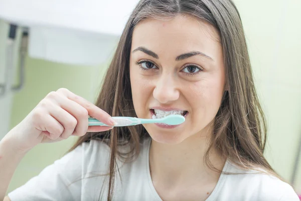 Young Caucasian Brunette Woman Brushing Teeth — Stock Photo, Image