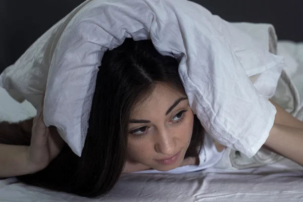 眠れない不眠症の若い女性 — ストック写真