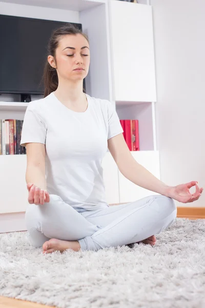 Rahatlatıcı sağlıklı yaşam meditasyon yoga kadın — Stok fotoğraf