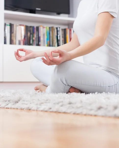 Yoga-Frau meditiert entspannend gesunden Lebensstil — Stockfoto