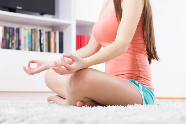 Yoga vrouw mediteren ontspannen gezonde levensstijl — Stockfoto