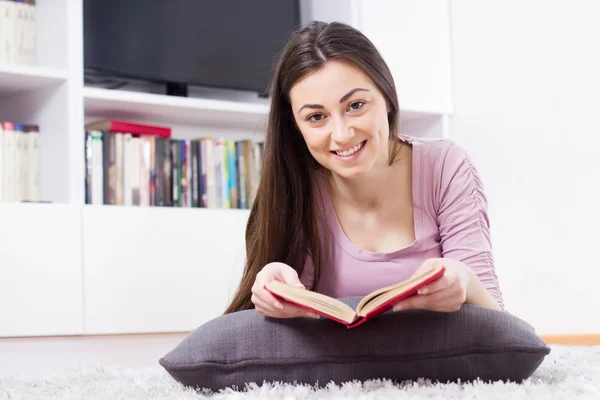 Happy Woman Relax and Reading Book — Stock Photo, Image