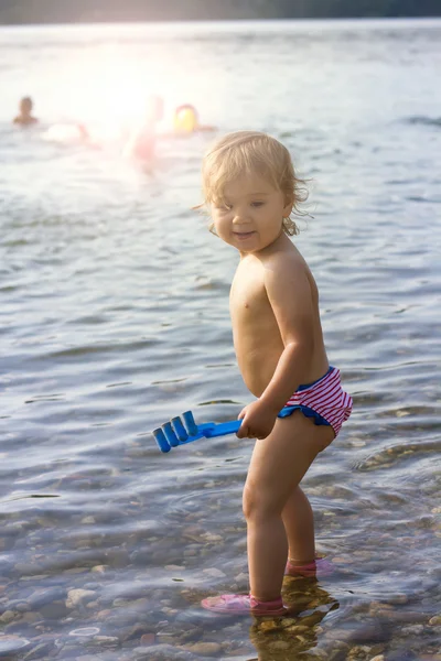 Gelukkig peuter zomer spelen — Stockfoto