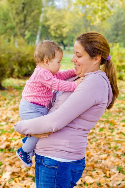 Outono família feliz — Fotografia de Stock