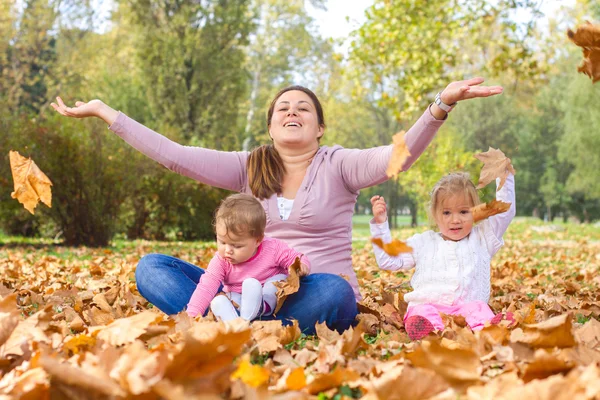 Gelukkig moeder genot mooie herfst dag — Stockfoto