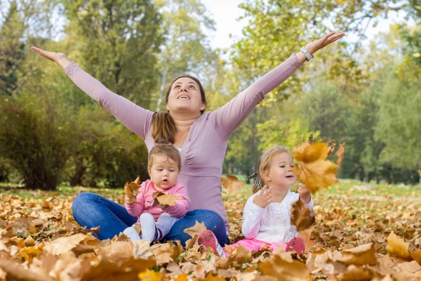 Szczęśliwą matką przyjemność piękny jesienny dzień — Zdjęcie stockowe