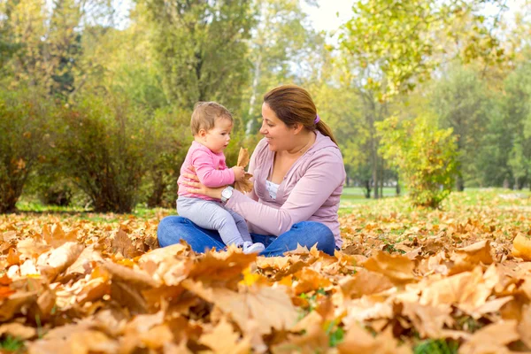 Glücklicher Familienherbst — Stockfoto