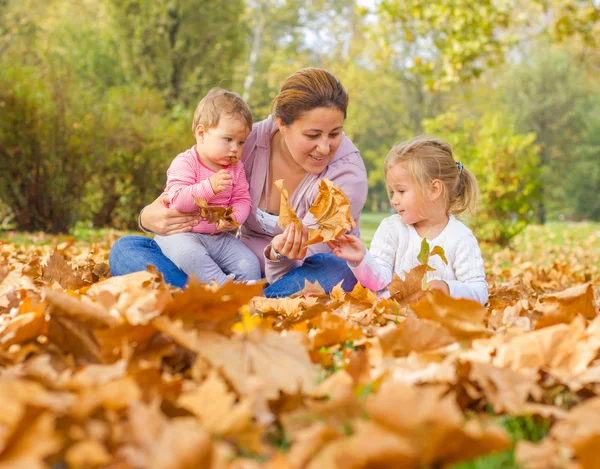 Feliz Madre Disfrutar Hermoso Día de Otoño — Foto de Stock