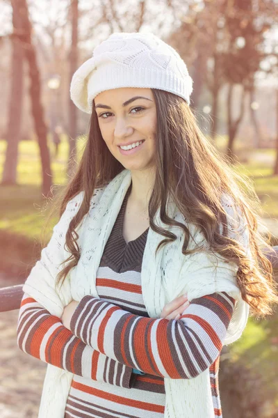 Alegre bela encantadora jovem mulher relaxante — Fotografia de Stock