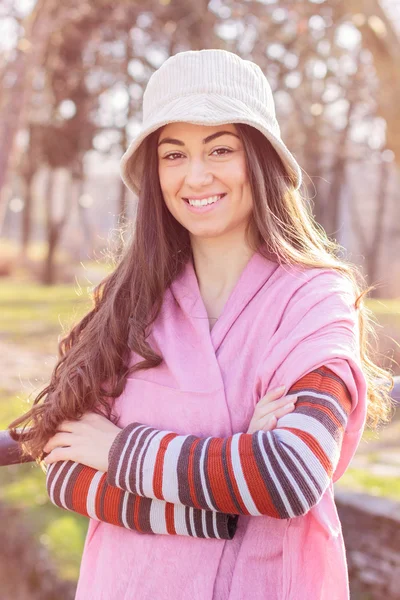 Fröhlich schön schöne junge Frau entspannend — Stockfoto