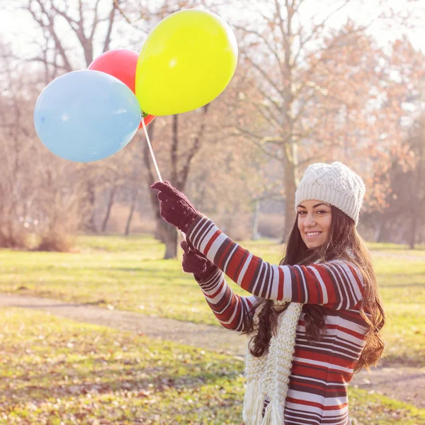 Glad ung kvinna med färgglada ballonger — Stockfoto