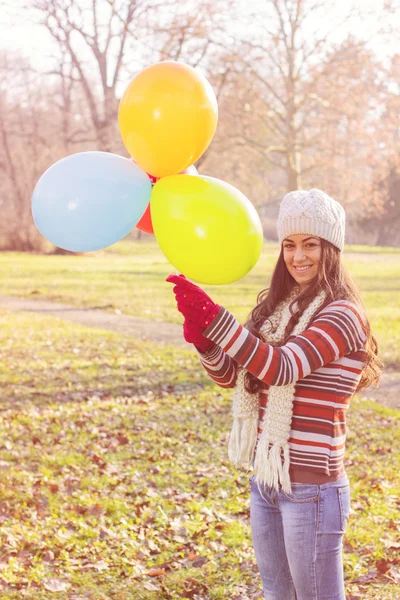 Szczęśliwa młoda kobieta z kolorowych balonów — Zdjęcie stockowe