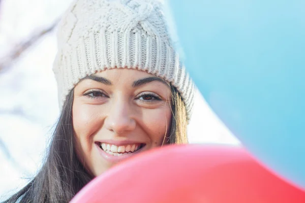 Gelukkig jonge vrouw met kleurrijke ballonnen — Stockfoto