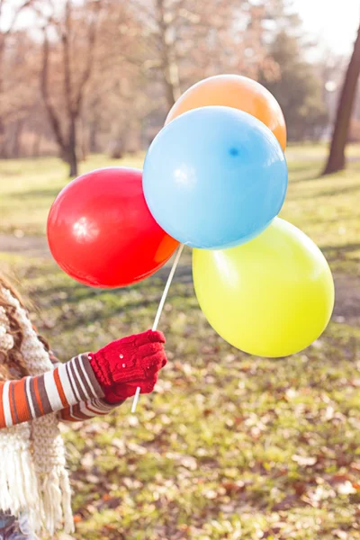 Boldog, fiatal nő, színes léggömbök — Stock Fotó