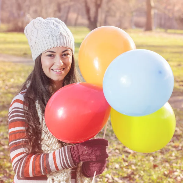 Renkli balonlar ile mutlu bir genç kadın — Stok fotoğraf